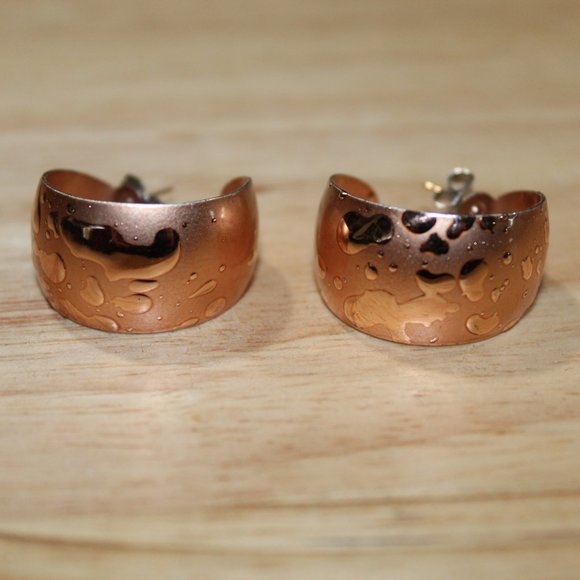 Rose colored small bangle earrings - Picture 2 of 6